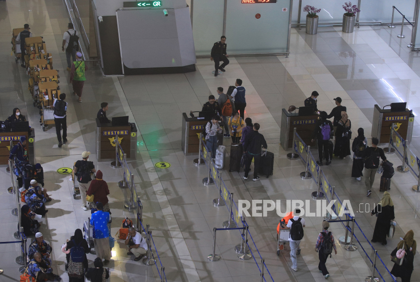 Petugas Bea Cukai melakukan pemeriksaan terhadap penumpang beserta barang bawaan setibanya dari luar negeri di Terminal 3 Bandara Soekarno Hatta, Tangerang, Banten, Senin (6/5/2024). Pemerintah menerapkan Permendag Nomor 7/2024 tentang Perubahan Kedua Permendag Nomor 36 Tahun 2023 Tentang Kebijakan dan Pengaturan Impor, seperti barang kiriman pekerja migran Indonesia (PMI), barang bawaan pribadi penumpang dan evaluasi atas pengaturan beberapa komoditi bahan baku industri. 