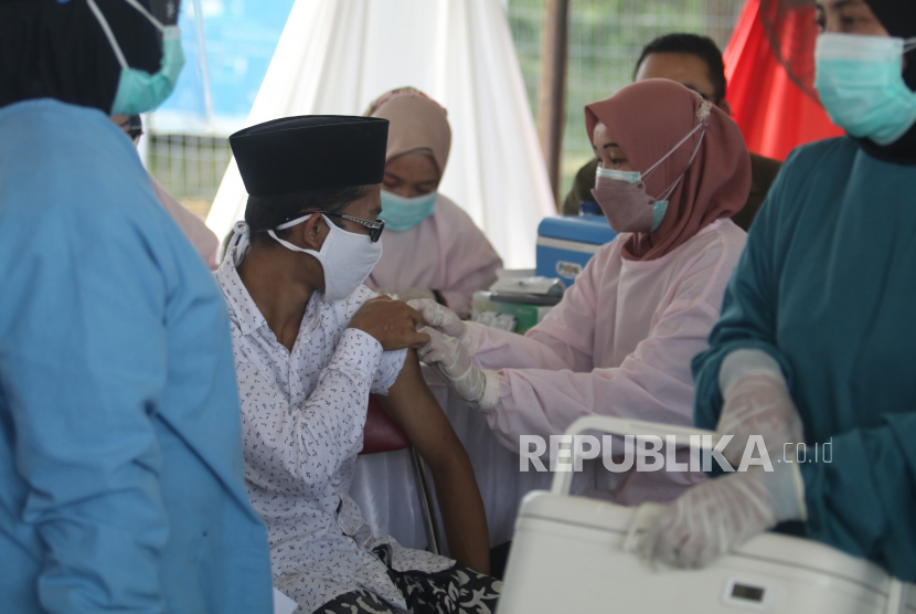 Petugas kesehatan menyuntikkan vaksin saat pelaksanaan kegiatan Serbuan Vaksinasi COVID-19 di Stadion Canda Bhirawa, Kediri, Jawa Timur, Kamis (16/9/2021). Serbuan vaksinasi COVID-19 yang diselenggarakan TNI AL tersebut menargetkan 35 ribu peserta dari usia 12 tahun hingga lansia. 