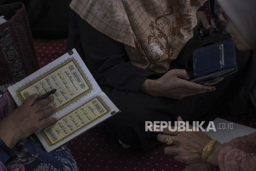Sejumlah warga lanjut usia (lansia) membaca Alquran saat mengikuti Pesantren Ramadhan Lansia di Masjid Pusdai, Kota Bandung, Jawa Barat, Rabu (5/4/2023). Pesantren kilat yang digelar oleh Majelis Taklim Pusdai Jawa Barat itu diikuti oleh 170 lansia se-Bandung Raya. Pesantren tersebut bertujuan untuk mengisi waktu selama Ramadhan dengan tadarus Alquran, belajar mengaji dan wawasan hukum-hukum islam yang berkaitan dengan kehidupan sehari-hari.