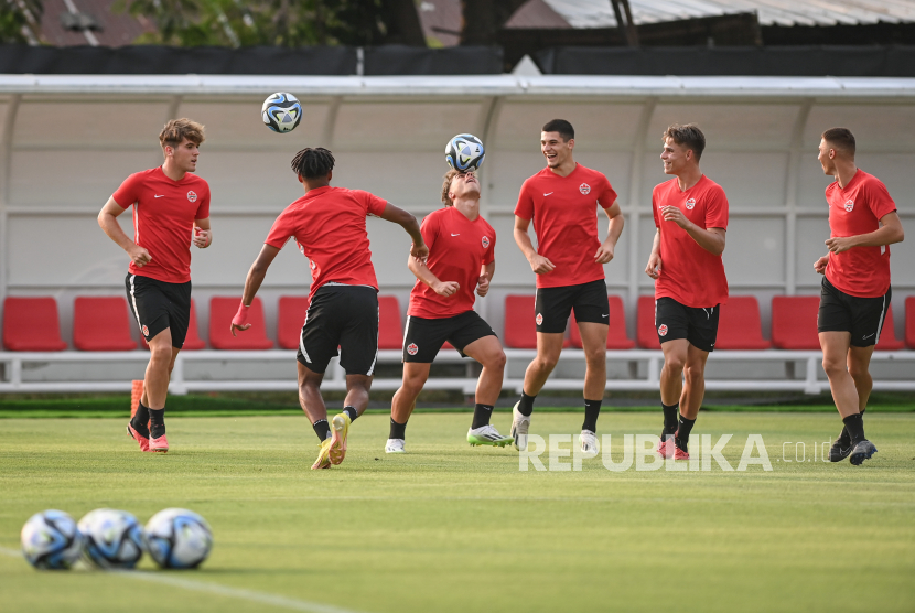 Pesepak bola Timnas Kanada U-17 mengikuti latihan jelang pertandingan Piala Dunia U-17 di Lapangan Sriwaru, Solo, Jawa Tengah, Kamis (9/11/2023). Kanada akan bertanding melawan Spanyol pada pertandingan pertama grup B Piala Dunia U-17 2023 di Stadion Manahan Solo.  