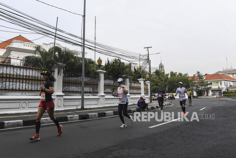 Sejumlah peserta beradu kecepatan saat mengikuti ajang Jakarta Marathon 2022 melintas di depan Gedung Kesenian Jakarta, Ahad (16/10/2022) (ilustrasi).