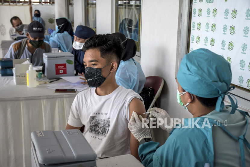 Pemkot Bandung targetkan terwujud herd immunity awal 2022. Ilustrasi vaksinasi di Pusdai Bandung