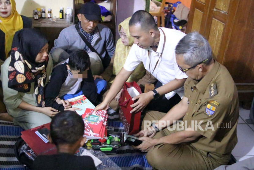 Pj Wali Kota Cirebon, Agus Mulyadi bersama Staf Kementerian Sekretariat Negara RI, mengunjungi kediaman ARP (13) di Kampung Gunung Sari Bedeng, Kelurahan Pekiringan, Kecamatan Kesambi, Kota Cirebon, Senin (13/5/2024). ARP sejak beberapa bulan terakhir mengalammi depresi setelah handphone hasil jerih payahnya dijual ibunya karena terdesak kebutuhan ekonomi. 