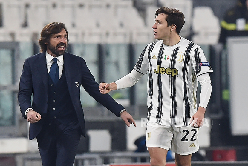 Pemain Juventus Federico Chiesa (kanan) merayakan gol dengan pelatih Juventus Andrea Pirlo.