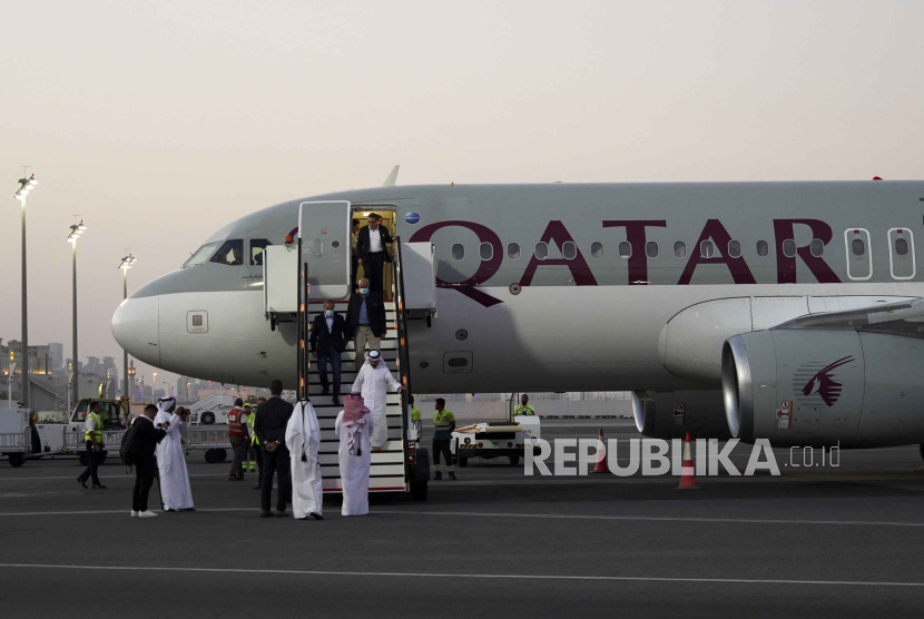 Sebuah pesawat yang dikirim oleh Qatar menerbangkan lima warga negara AS dan dua kerabat mereka keluar dari Teheran.