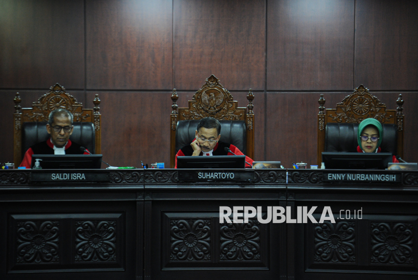 Ketua Mahkamah Konstitusi (MK) Suhartoyo (tengah) bersama Wakil Ketua MK Saldi Isra (kiri) dan Hakim Mahkamah Konstitusi Enny Nurbaningsih (kanan) memimpin sidang di Mahkamah Konstitusi, Jakarta.