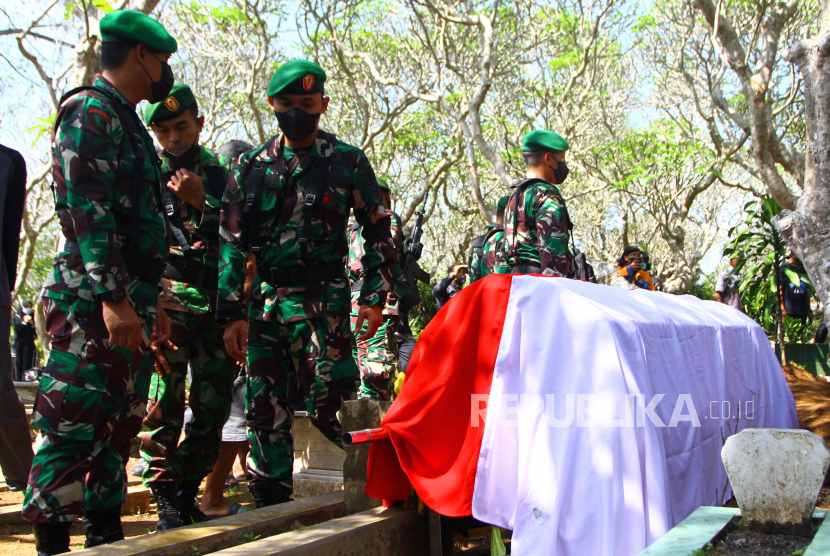 Anggota TNI dari Yonkes 2/Divif 2 Kostrad bersiap melakukan upacara pemakaman jenazah almarhum Achmad Yurianto untuk dimakamkan di pemakaman umum Dadaprejo, Batu, Jawa Timur, Ahad (22/5/2022). Mantan juru bicara Satgas Penanganan COVID-19 tersebut meninggal di usia 60 tahun pada Sabtu (21/5) pukul 18.58 WIB setelah berjuang melawan penyakit kanker usus.  
