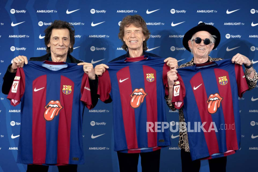  Anggota Rolling Stones Mick Jagger (tengah), Keith Richards (kanan) dan Ronnie Wood berpose dengan jersey Barcelona. Barcelona akan mengenakan jersey dengan logo Rolling Stones melawan Real Madrid.
