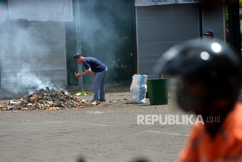 Warga membakar sampah rumah tangga di Yogyakarta, Senin (9/5/2022). 
