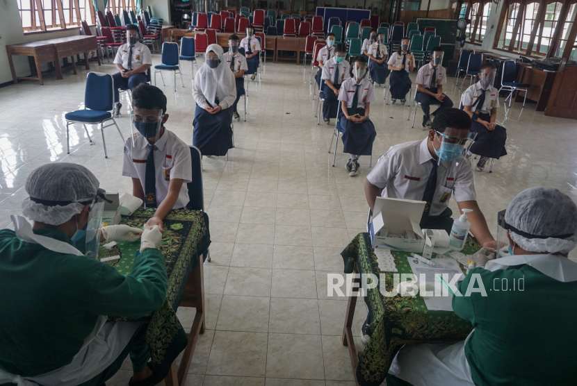 Sejumlah siswa mengikuti proses tes cepat atau rapid test COVID-19 di SMP Negeri 4 Solo, Jawa Tengah, Senin (2/11/2020). Tes Cepat yang diikuti 63 guru, karyawan dan 119 siswa SMP tersebut dilakukan untuk persiapan penyelenggaraan simulasi Pembelajaran Tatap Muka atau PTM yang akan dilaksanakan selama dua pekan mulai Rabu 4 November mendatang. 