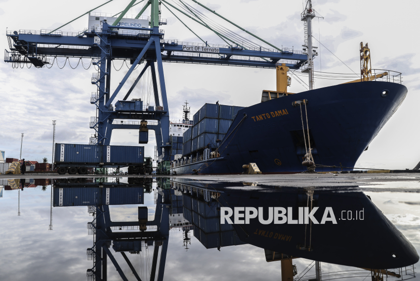 Truk membawa peti kemas sebelum melakukan bongkar muat di Pelabuhan Ahmad Yani Ternate, Maluku Utara, Kamis (4/9/2025). Perjanjian IEU-CEPA diyakini meningkatkan ekspor Indonesia. 