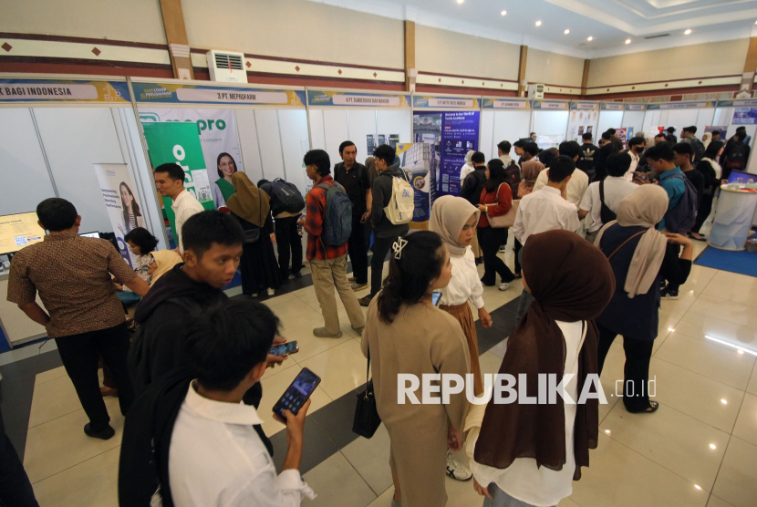 Para pencari kerja mendatangi booth lowongan kerja saat Job Fair 2025 (Ilustrasi)