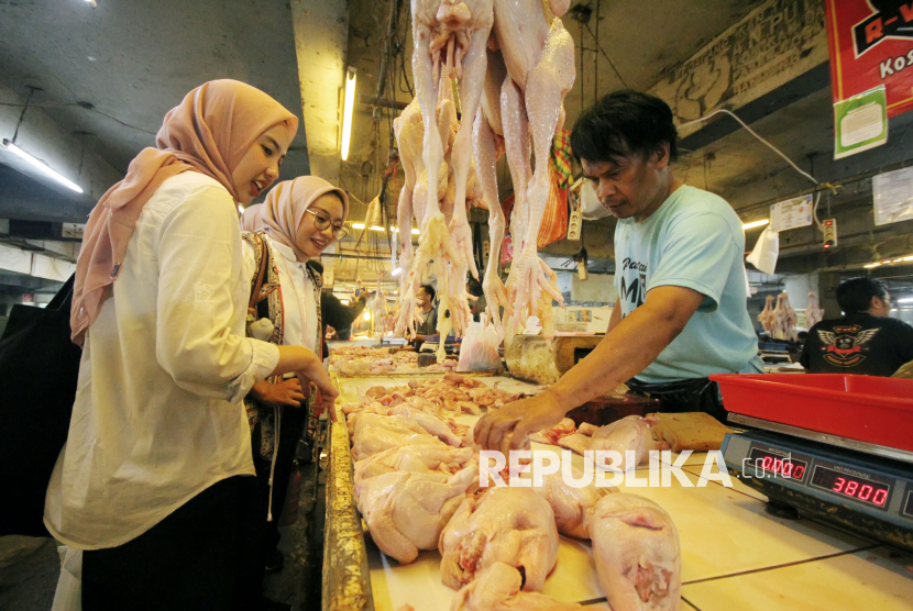 Pedagang ayam potong melayani pembeli di Pasar Kosambi, Kota Bandung, Rabu (26/2/2025). 