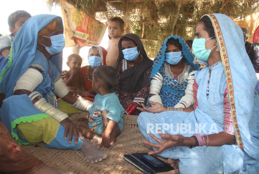Wanita Pakistan yang tinggal di daerah pedesaan mengenakan masker wajah ketika kasus baru Covid19 dilaporkan, pada malam Hari Internasional untuk Wanita Pedesaan di Hyderabad, Pakistan, 14 Oktober 2020. Negara-negara di seluruh dunia mengambil langkah-langkah yang ditingkatkan untuk membendung penyebaran SARS -CoV-2 coronavirus yang menyebabkan penyakit Covid-19. Buka