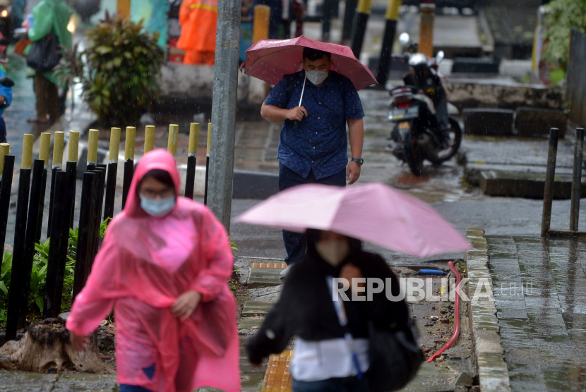 Warga dengan mengunakan payung menerjang hujan di kawasan Jalan  Gatot Subroto, Jakarta, Jumat (9/12/2022). Penjabat Gubernur DKI Jakarta Heru Budi Hartono mengkaji penerapan bekerja dari rumah atau work from home (WFH) yang bersifat lokal atau diserahkan kepada masing-masing perusahaan untuk mengantisipasi cuaca ekstrem. Cuaca ekstrem diperkirakan masih berlangsung hingga awal 2023. Doa Ketika Banjir Hingga Longsor karena Hujan Lebat