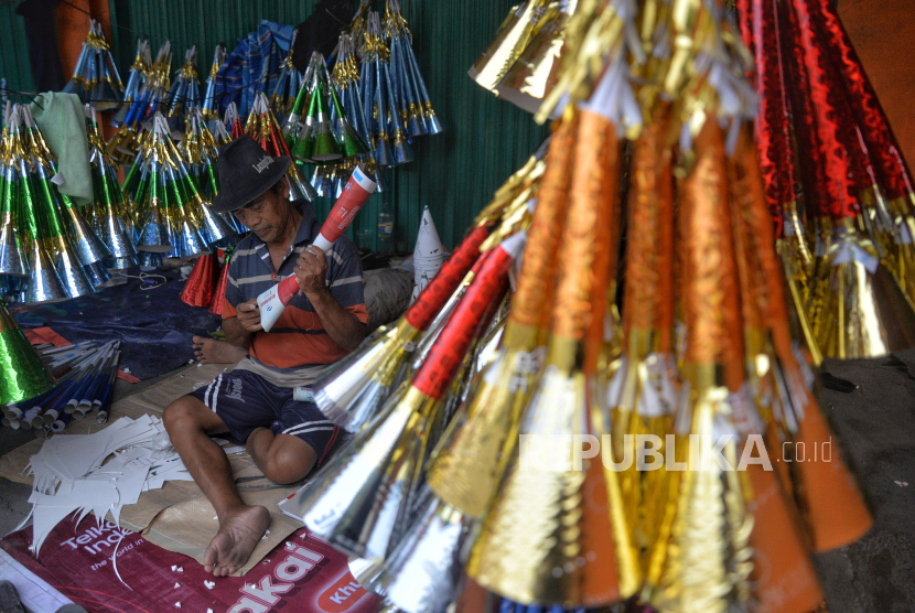 Pengrajin terompet. Merayakan pergantian tahun dengan meniup terompet bisa dikategorikan sebagai subhat.