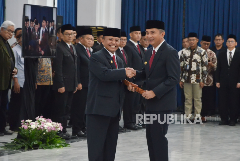 Gubernur Jawa Barat (Jabar) Bey Machmudin (kanan) melantik Herman Suryatman sebagai Sekretaris Daerah (Sekda) Jabar di Aula Barat Gedung Sate, Kota Bandung, Senin (1/4/2024). 