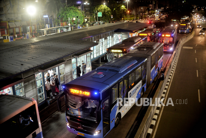 Penumpang bersiap menaiki bus TransJakarta di Halte Transjakarta Harmoni, Jakarta, Selasa (13/9/2022) (ilustrasi). PT Transportasi Jakarta (TransJakarta) memundurkan waktu relokasi halte Harmoni, Jakarta Pusat, dari sebelumnya pada Jumat 3 Maret 2023, menjadi Sabtu 4 Maret 2023.