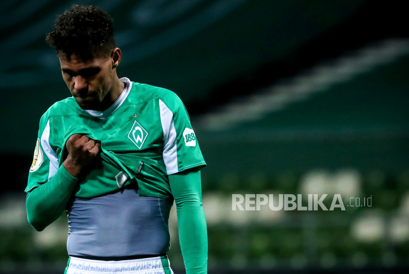 Reaksi pemain Werder Bremen Theodor Gebre Selassie setelah timnya terdegradasi dari Bundesliga Jerman musim ini.