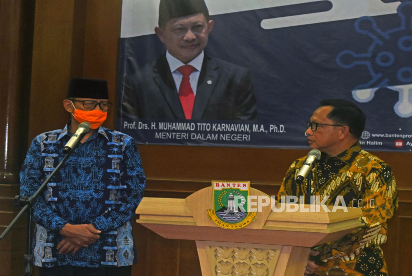 Menteri Dalam Negeri Tito Karnavian (kanan) berbicara dengan Gubernur Banten Wahidin Halim (kiri). 