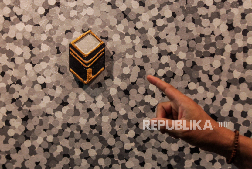 Pengunjung melihat pameran lukisan kaligrafi di Jakarta Islamic Center, Koja, Jakarta, Sabtu (19/8/2023). Pameran bertajuk The Power of Kabah International Islamic Caligraphy tersebut memamerkan lukisan kaligrafi karya dari ratusan seniman dari 30 negara.
