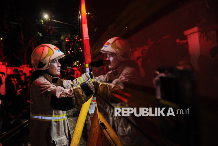 Petugas pemadam kebakaran berusaha memadamkan api yang menghanguskan ruko di Pasar Taman Puring, Kebayoran Baru, Jakarta Selatan. (ilustrasi)