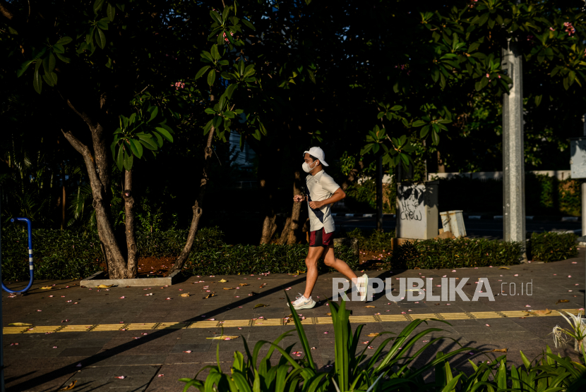 Warga berolahraga di kawasan Sudirman Thamrin, Jakarta. Menjaga fisik tetap aktif saat keharusan di rumah harus dilakukan semua orang karena aktivitas fisik dapat mencegah terinfeksi Covid-19. 