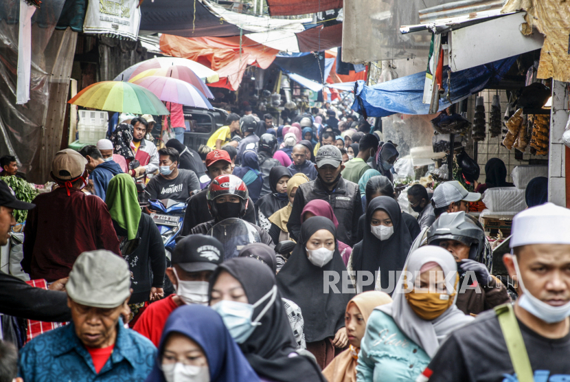 Sejumlah warga memadati Pasar Cisarua, Puncak, Cisarua, Kabupaten Bogor, Jawa Barat, Kamis (6/5/2021). Warga memadati pasar tradisional demi memenuhi kebutuhan jelang Idul Fitri 1442 H.
