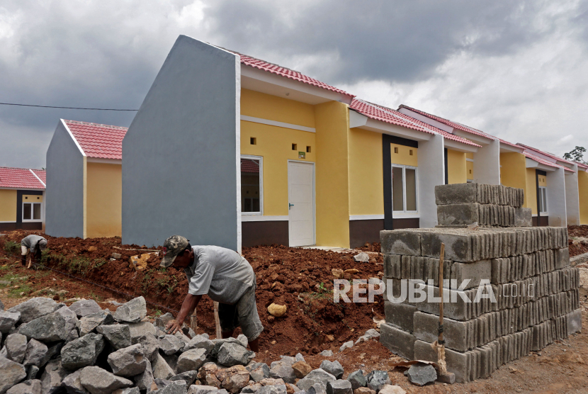 Pekerja menyelesaikan pembangunan rumah bersubsidi di Kawasan Ciseeng, Kabupaten Bogor, Jawa Barat, Selasa (7/2/2023). 