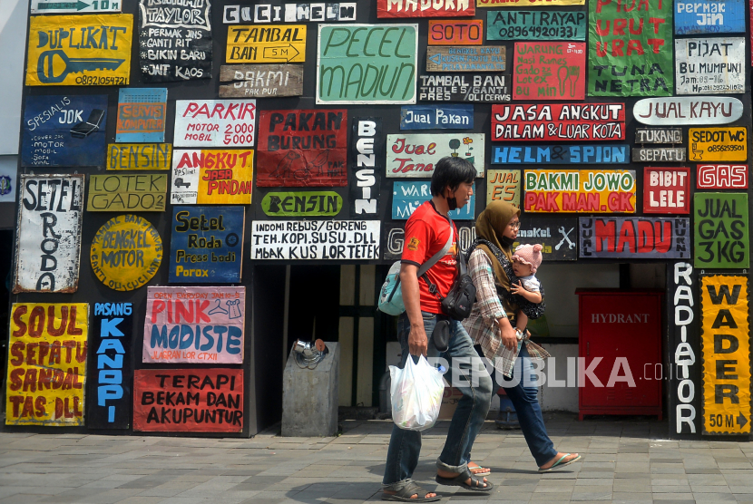 Instalasi aneka papan nama jadul dipajang saat pameran Festival Kebudayaan Yogyakarta pada 2022 lalu. 