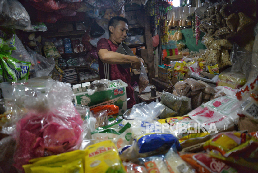 Pedagang sembako melayani pembeli di Pasar Palmerah, Jakarta, Selasa (11/6/2024). Pemerintah memastikan PPN 12 persen tidak dikenakan pada barang yang dibutuhkan masyarakat.