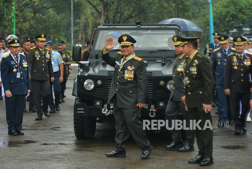 Menteri Pertahanan Prabowo Subianto usai meninjau alutsista saat menghadiri Rapat Pimpinan TNI dan Polri 2024 di Markas Besar TNI, Cilangkap, Jakarta Timur, Rabu (28/2/2024). 