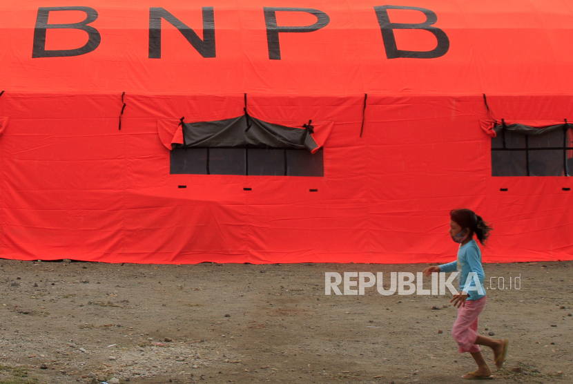 Seorang anak bermain di samping tenda pengungsi erupsi Gunung Ili Lewotolok, Lembata, NTT, Rabu (2/12/2020). Pemerintah Kabupaten Lembata menyatakan pengungsi erupsi Gunung Ili Lewotolok saat ini membutuhkan ketersediaan masker. 