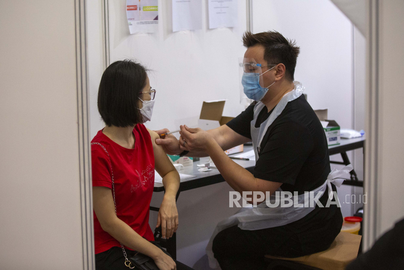 wanita (kiri) menerima suntikan vaksin AstraZeneca COVID-19. Komda KIPI Jakarta melakukan investigasi terhadap semua laporan efek samping vaksinasi, tidak hanya terhadap vaksin AstraZeneca.