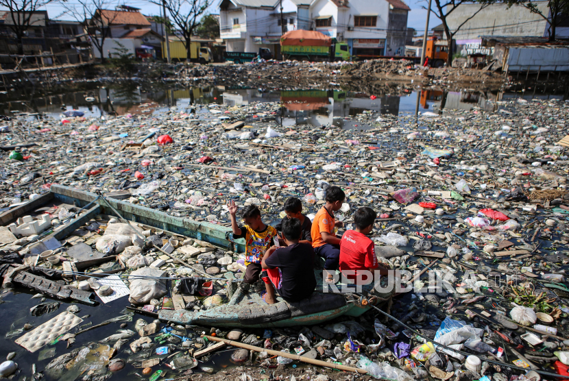 Sejumlah bocah bermain di Kali Perancis yang dipenuhi sampah di Dadap, Kabupaten Tangerang, Banten, Rabu (9/9/2020). Kali tersebut dipenuhi oleh sampah sehingga menimbulkan bau tak sedap dan berpotensi menyimbulkan penyakit untuk masyarakat di kawasan tersebut.