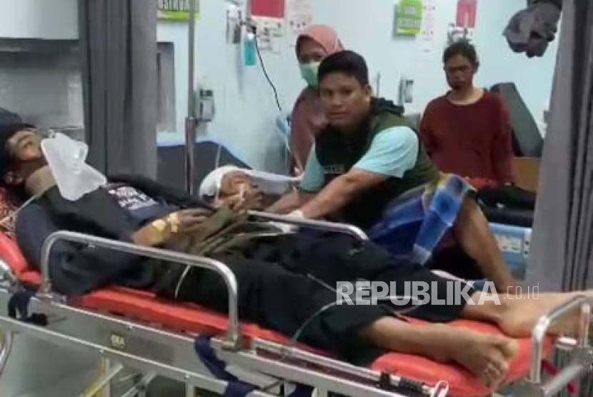 Sebuah truk yang mengangkut puluhan penumpang rombongan peziarah dilaporkan mengalami kecelakaan di wilayah Cipongkor, Kabupaten Bandung Barat, Jumat (26/1/2024) dini hari. Puluhan penumpang dilaporkan mengalami luka-luka dan sejumlah penumpang dilaporkan tewas.