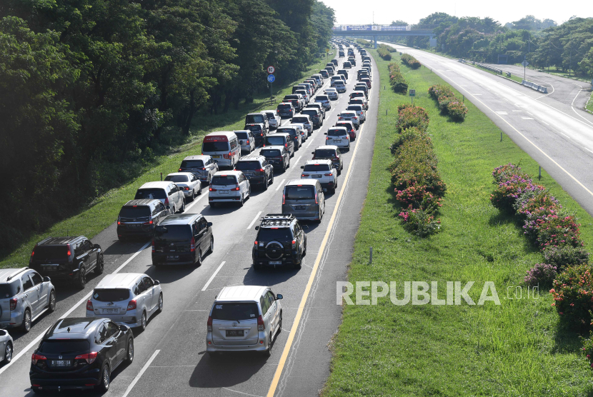 Kendaraan melintas di Tol Palimanan-Kanci KM 191 arah Jakarta, Cirebon, Jawa Barat