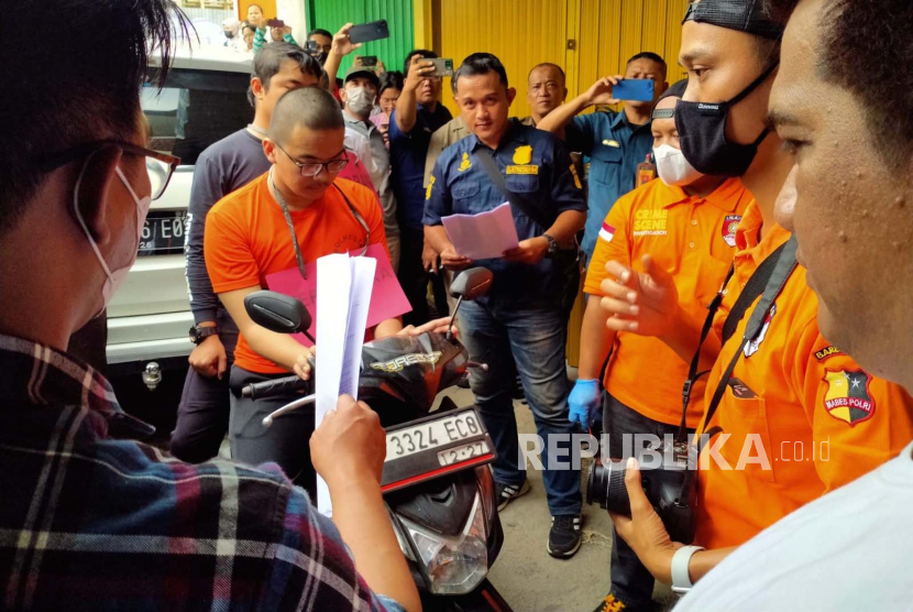 Tersangka AAB mengikuti rekonstruksi kasus pembunuhan mahasiswa Universitas Indonesia (UI), MNZ, yang digelar Polres Metro Depok di tempat kejadian perkara, Beji, Kota Depok, Selasa (22/8/2023). 