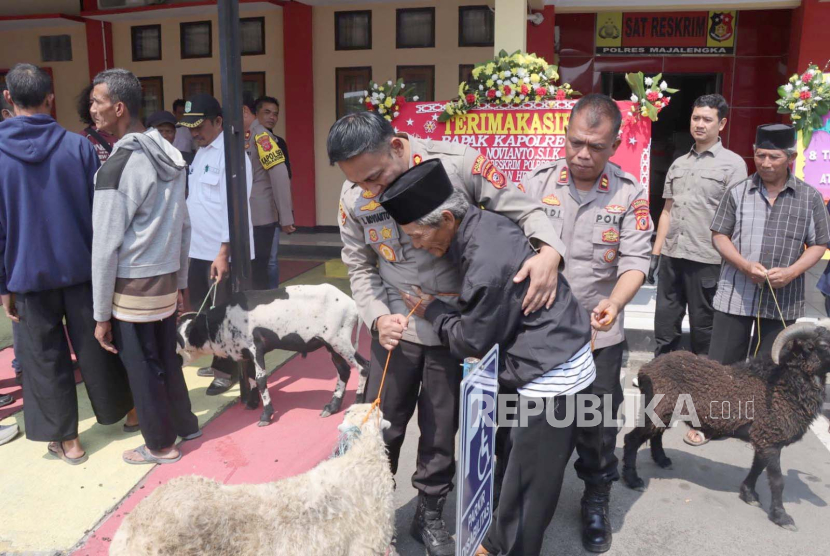 Polres Majalengka menyerahkan ternak kambing, yang sebelumnya dicuri, kepada para pemiliknya, Rabu (23/8/2023).