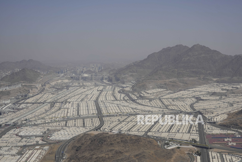 Tenda-tenda untuk jamaah haji memenuhi perkemahan tenda Mina selama haji di Mina, dekat kota suci Makkah, Arab Saudi, Senin, 17 Juni 2024.