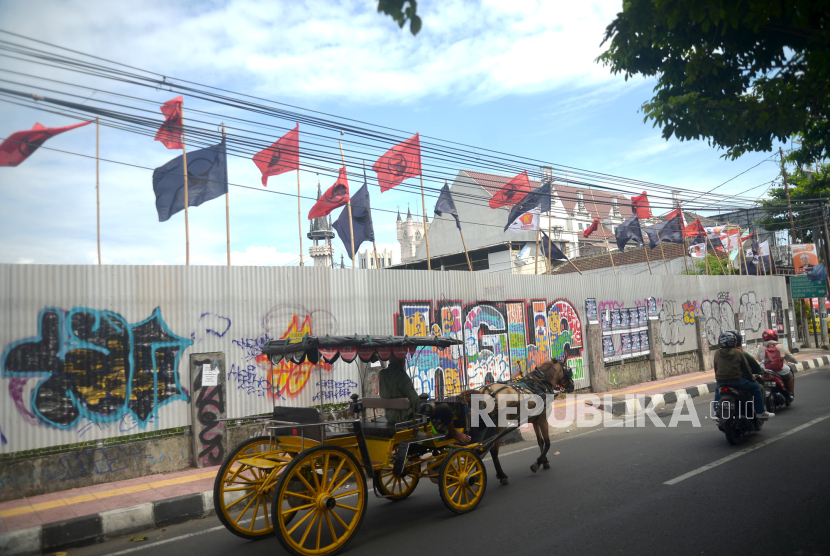 Deretan bendera partai politik (Parpol) terpasang di jalan. Paguyuban Pasundan meminta Deklarasi Jabar Anteng Pemilu 2024 jangan seremonial.