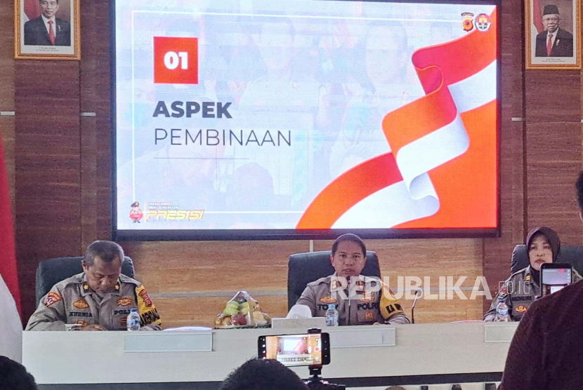 Kapolres Ciamis AKBP Tony Prasetyo Yudhangkoro memberikan keterangan saat konferensi pers akhir tahun di Markas Polres Ciamis, Jawa Barat, Sabtu (30/12/2023).