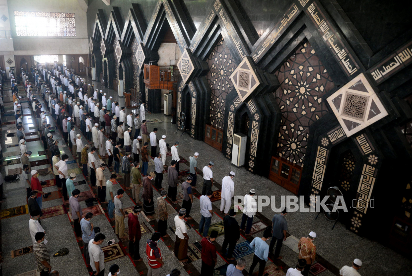Menepuk Punggung Makmum untuk Membuat Shaf Baru. Sejumlah umat Islam menunaikan sholat Jumat berjamaah dengan menerapkan jaga jarak di Masjid At-Tin, Jakarta.