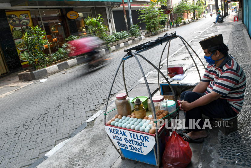 Seorang penjual kerak telur menunggu pembeli di kawasan Pasar Baru, Jakarta, (ilustrasi). Kementerian BUMN berkomitmen mendorong pelaku UMKM naik kelas. Salah satu upayanya dengan membentuk holding ultramikro (UMi) yang terdiri atas BRI, PNM, dan Pegadaian.