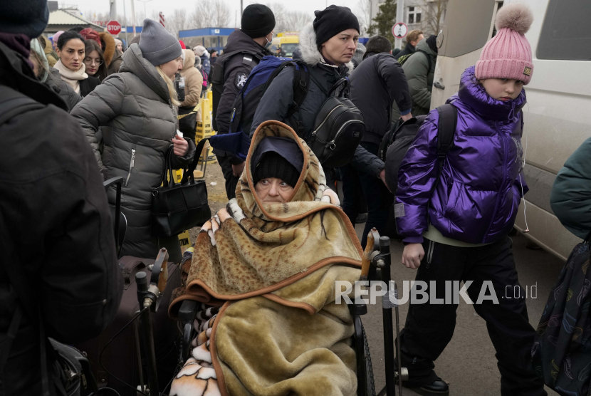 Pengungsi yang melarikan diri dari perang dari negara tetangga Ukraina 