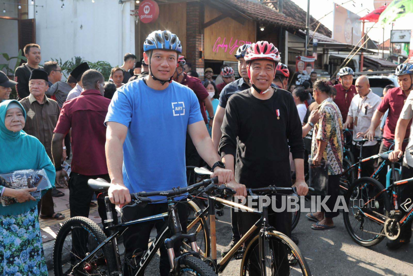 Presiden Joko Widodo (Jokowi) bersepeda bersama Ketua Umum DPP Partai Demokrat Agus Harimurti Yudhoyono (AHY) di Yogyakarta, Ahad, (28/1/2024).