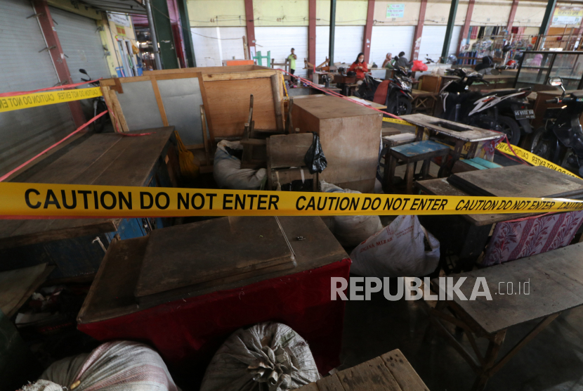 Garis pembatas masih terpasang di sejumlah lapak milik pedagang di Pasar Pahing, Kota Kediri, Jawa Timur, Senin (13/7/2020). (Ilustrasi pasar ditutup)