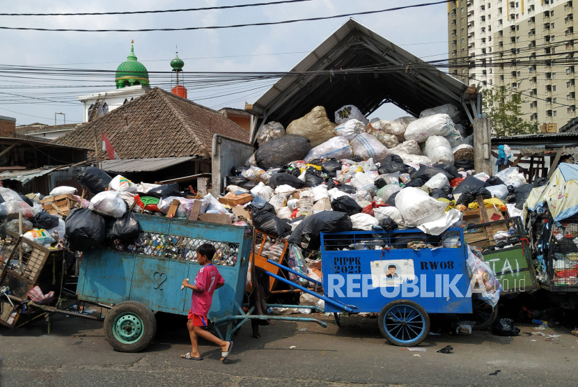 Banyaknya tumpukan sampah masih menjadi bagian dari pemandangan Kota Bandung.