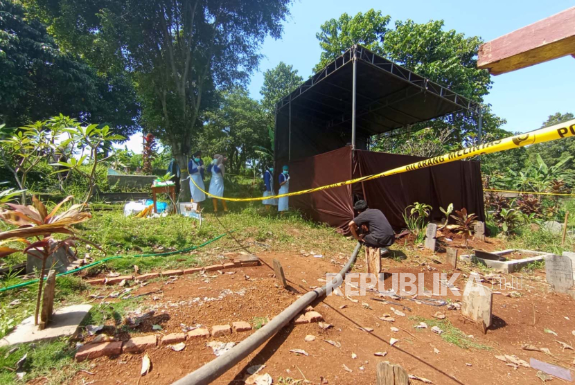 Polisi melakukan pembongkaran makam jenazah R di Cijambe, Kota Bandung, Kamis (16/5/2024) untuk diautopsi. Korban dianiaya oleh kedua rekannya hingga meninggal dunia April lalu. 