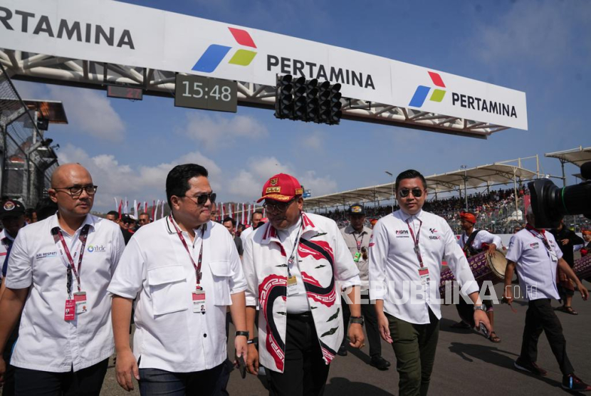 Menteri BUMN Erick Thohir (kedua kiri) menghadiri ajang balapan MotoGP di Pertamina Mandalika International Street Circuit, Lombok Tengah, NTB, Ahad (15/10/2023). 